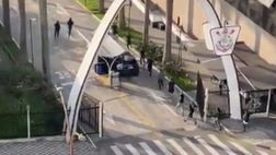 I tifosi del Corinthians invadono la sede e rompono i vetri dell’ufficio del presidente