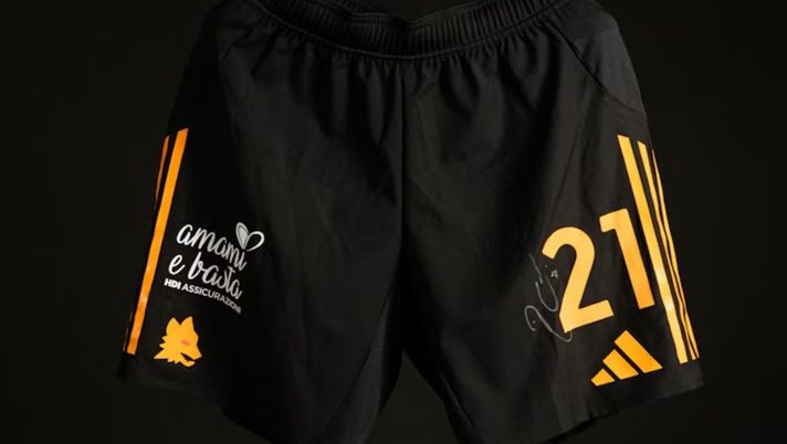 ‘Amami e Basta’, all’asta i pantaloncini indossati dai giocatori della Roma - immagine 1