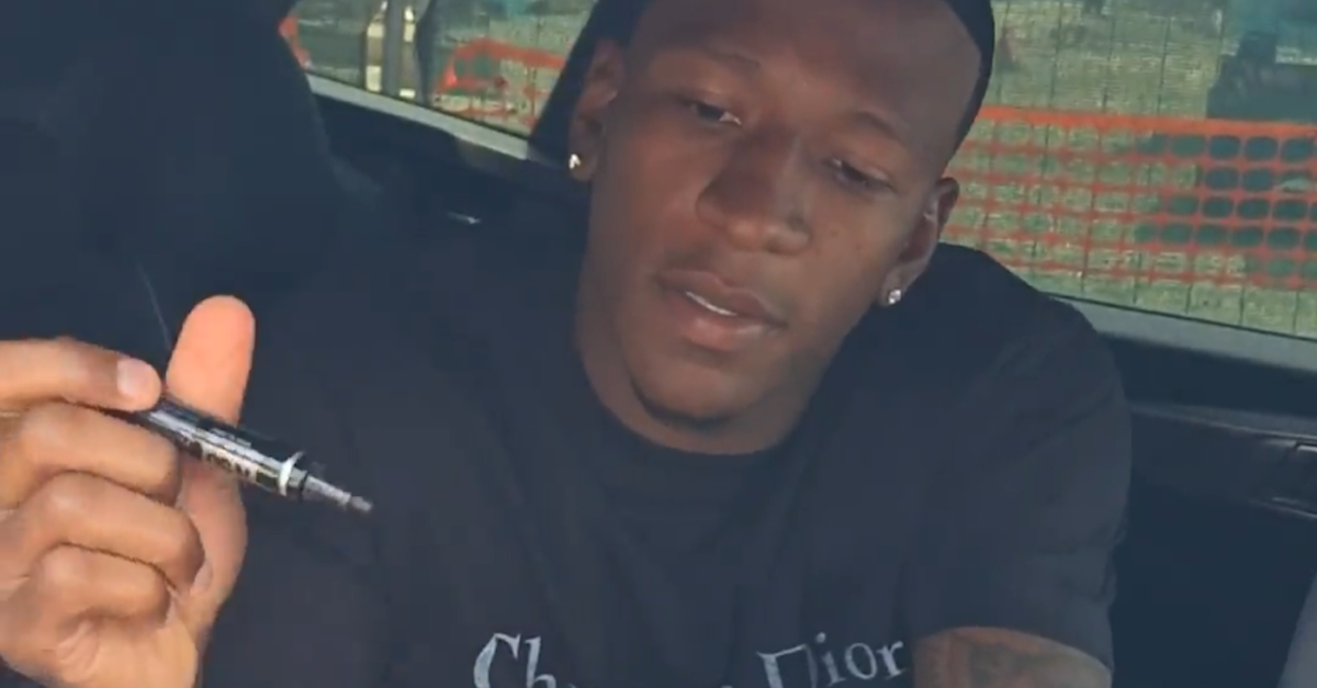 milan il primo autografo di estupinan 232 sulla maglia di theo video
