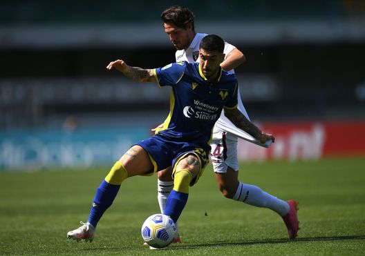 VERONA, ITALY - MAY 09: Mattia Zaccagni of Hellas Verona competes for the ball with Simone Verdi of Torino FC during the Serie A match between Hellas Verona FC and Torino FC at Stadio Marcantonio Bentegodi on May 09, 2021 in Verona, Italy. Sporting stadiums around Italy remain under strict restrictions due to the Coronavirus Pandemic as Government social distancing laws prohibit fans inside venues resulting in games being played behind closed doors. (Photo by Alessandro Sabattini/Getty Images) Toro, la differenza col Verona? I gialloblù hanno più sprint- immagine 3