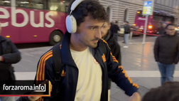 VIDEO – Roma, la squadra in partenza per Napoli. Hummels scatta foto con tutti i tifosi