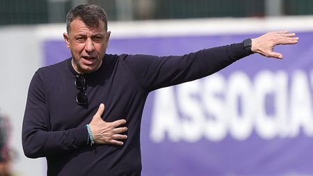 FLORENCE, ITALY - APRIL 27: Roberto D'Aversa manager of Empoli FC gestures during the Serie A match between Fiorentina and Empoli at Stadio Artemio Franchi on April 27, 2025 in Florence, Italy. (Photo by Gabriele Maltinti/Getty Images)
