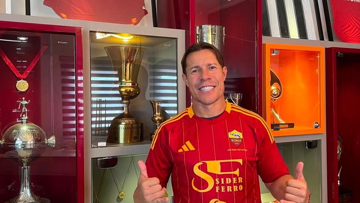 Taddei torna a vestire giallorosso: in posa con la maglia della Roma 1927 Futsal - immagine 1