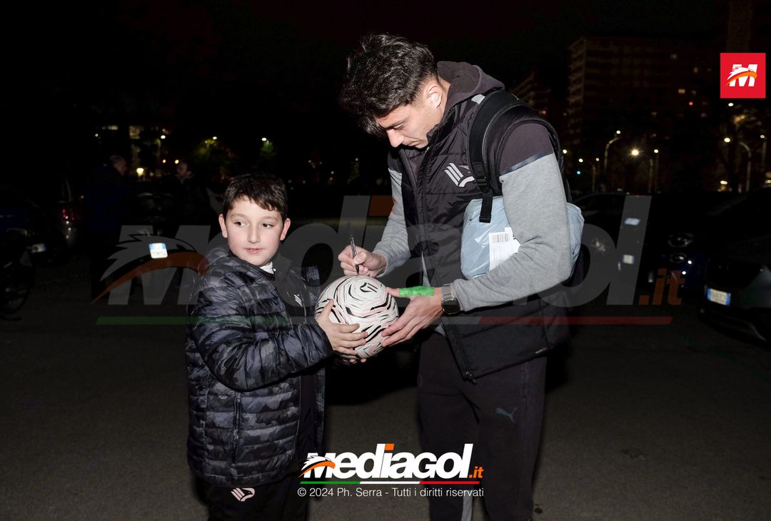 FOTO PALERMO: la squadra rosanero si raduna al parcheggio dell’Ippodromo (GALLERY) - immagine 3