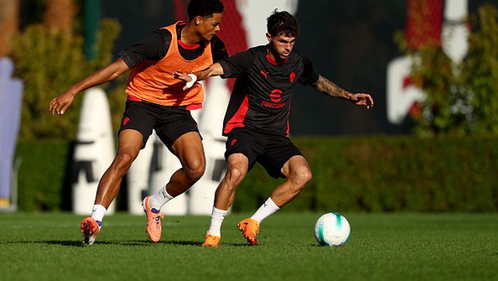 CAIRATE, ITALY - OCTOBER 02: Christian Pulisic (R) of AC Milan competes for the ball with Koni De Winter (L) during an AC Milan Training Session at Milanello on October 02, 2025 in Cairate, Italy. (Photo by Giuseppe Cottini/AC Milan via Getty Images) Brocchi