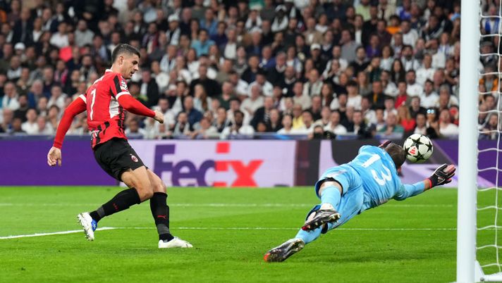 MADRID, SPAIN - NOVEMBER 05: Alvaro Morata of AC Milan scores his team's second goal past Andriy Lunin of Real Madrid during the UEFA Champions League 2024/25 League Phase MD4 match between Real Madrid C.F. and AC Milan at Estadio Santiago Bernabeu on November 05, 2024 in Madrid, Spain. (Photo by Angel Martinez/Getty Images) Hojlund Vlahovic