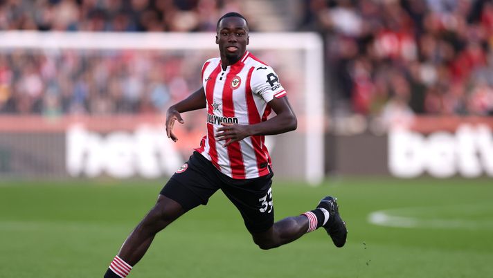 BRENTFORD, ENGLAND - NOVEMBER 29: Michael Kayode of Brentford controls the ball during the Premier League match between Brentford and Burnley at Brentford Community Stadium on November 29, 2025 in Brentford, England. (Photo by Ryan Pierse/Getty Images) Kayode