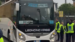 Il bus del Napoli lascia il Tardini di Parma, gli azzurri fanno ritorno in città