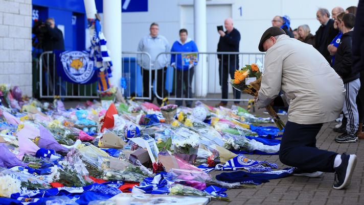LEICESTER, ENGLAND - OCTOBER 28: Mourners arrive to pay tributes after the helicopter crash at The King Power Stadium on October 28, 2018 in Leicester, England. The owner of Leicester City Football Club, Vichai Srivaddhanaprabha, is reported to have been on the helicopter when it crashed around 8:30 the previous night. (Photo by Stephen Pond/Getty Images) Da Superga a Leicester, i disastri aerei che hanno sconvolto il calcio- immagine 1