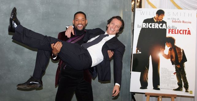 ROME, ITALY - JANUARY 11: US actor Will Smith lifts up the Italian director Gabriele Muccino during the 'Pursuit Of Happyness' photocall at the Hotel Excelsior on January 11, 2007 in Rome, Italy. (Photo Elisabetta Villa/Getty Images)  La ricerca della felicità: un nuovo Direttore Sportivo al Milan- immagine 3
