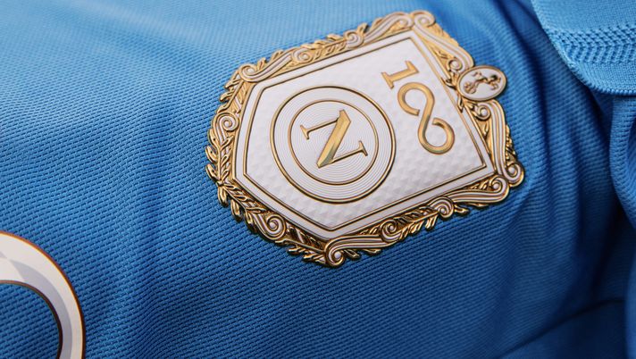 Il Napoli presenta la nuova maglia: svelata la divisa del Centenario! Il Napoli presenta la nuova maglia: svelata la divisa del Centenario!