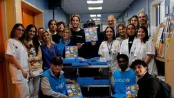 Bove cuore d’oro! L’ex Roma in visita ai bambini ricoverati al Santobono – GALLERY