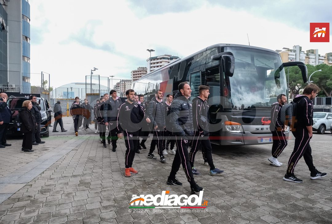FOTO Palermo: la squadra verso Benevento. Cori e striscioni al “Barbera” (La Gallery) - immagine 6