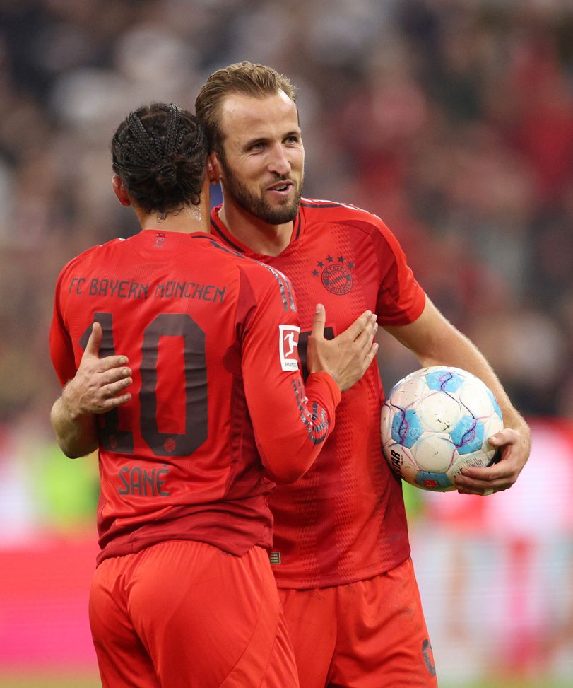 MONACO DI BAVIERA, GERMANIA - 19 OTTOBRE: Harry Kane del Bayern Monaco. Mentre tiene in mano il pallone della partita, interagisce con Leroy Sane. Dopo la partita di Bundesliga tra FC Bayern München e VfB Stuttgart all'Allianz Arena il 19 ottobre 2024 a Monaco di Baviera, Germania. (Foto di Adam Pretty/Getty Images) inter bayern verhoff