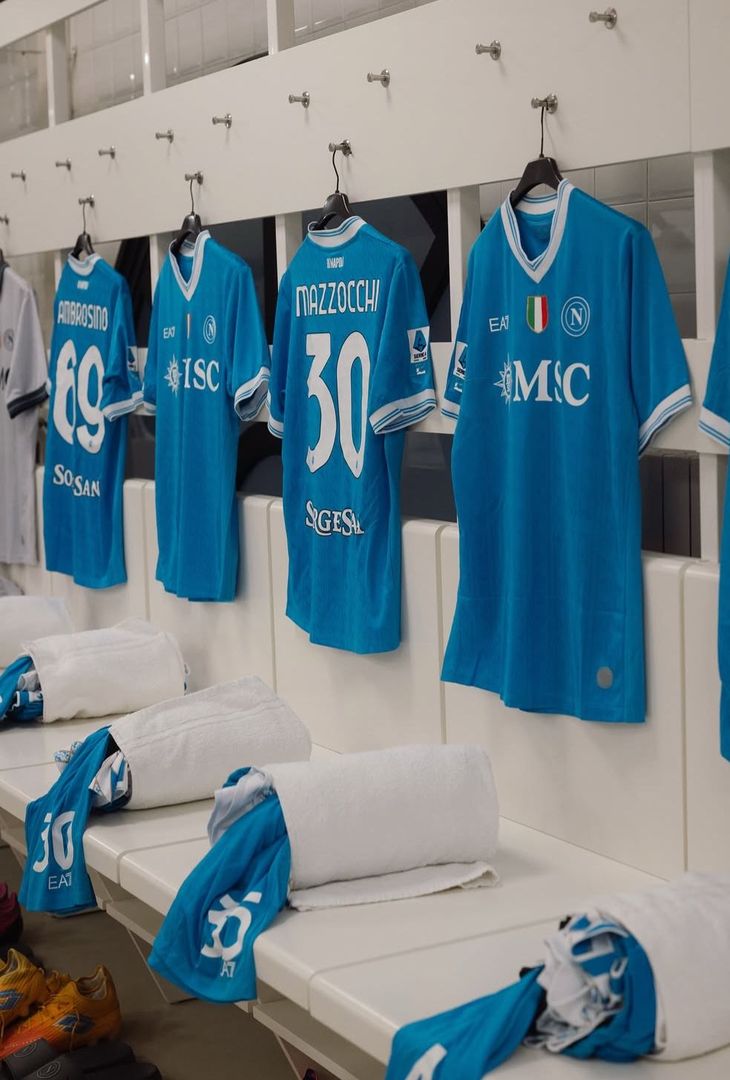 Bologna-Napoli, spogliatoio allestito con kit gara: la scelta sulla maglia – GALLERY - immagine 4