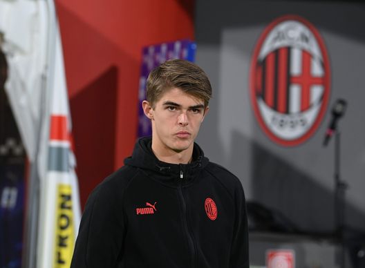 CREMONA, ITALY - NOVEMBER 08: Charles De Ketelaere of AC Milan arrives before the Serie A match between US Cremonese and AC Milan at Stadio Giovanni Zini on November 08, 2022 in Cremona, Italy. (Photo by Claudio Villa/AC Milan via Getty Images) Nainggolan: “Nella Fiorentina avrei visto bene un ex Milan”- immagine 2