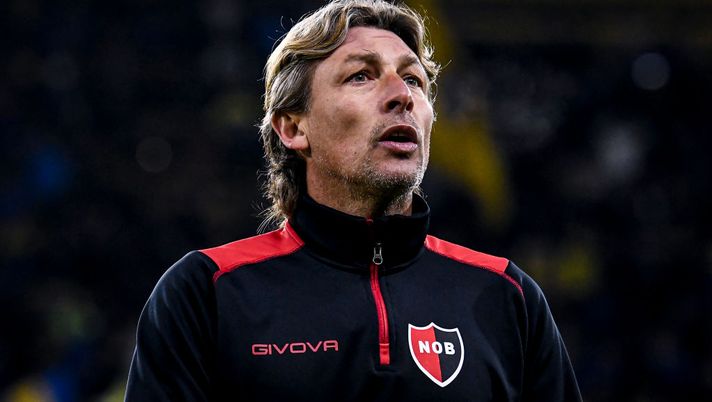 BUENOS AIRES, ARGENTINA - JULY 24: Gabriel Heinze coach of Newells Old Boys looks on prior a Liga Profesional 2023 match between Boca Juniors and Newell's Old Boys at Estadio Alberto J. Armando on July 24, 2023 in Buenos Aires, Argentina. (Photo by Marcelo Endelli/Getty Images) Arsenal Heinze