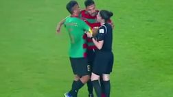 VIDEO / Coppa d’Algeria, mette le mani addosso all’arbitro donna: solo ammonito