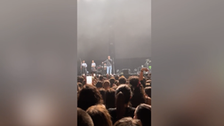 VIDEO – Gazzelle interrompe il concerto e chiede ai fan: “Quanto sta la Roma?”