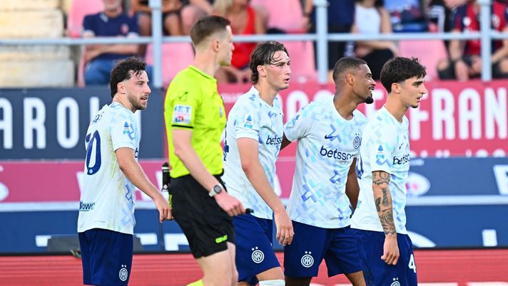 BOLOGNA, ITALY - MAY 23: Andy Diouf of FC Internazionale celebrates with team-mates after scoring the goal during the Serie A match between Bologna FC 1909 and FC Internazionale at Renato Dall'Ara Stadium on May 23, 2026 in Bologna, Italy. (Photo by Mattia Pistoia - Inter/Inter via Getty Images) Bologna-Inter, moviola Cds: Bonacina da 6, gara senza difficoltà tecnica ma forse… - immagine 1