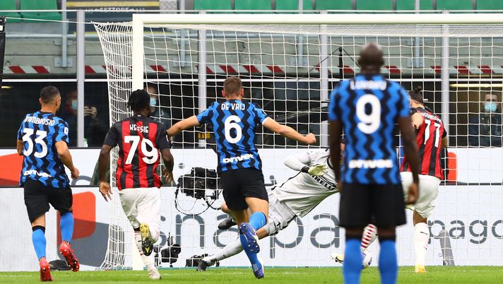 MILAN, ITALY - OCTOBER 17: Zlatan Ibrahimovic #11 of AC Milan scores the opening goal during the Serie A match between FC Internazionale and AC Milan at Stadio Giuseppe Meazza on October 17, 2020 in Milan, Italy. (Photo by Marco Luzzani/Getty Images) Ibra, 21 gol nei derby disputati in carriera: l’ultimo in Coppa prima della lite con Lukaku… - immagine 1