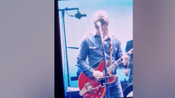 VIDEO / Noel Gallagher col cartonato di Guardiola sul palco: sfottò all’Inter