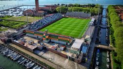 Il Penzo attende il vaporetto viola: tribune in legno, campane e sogni europei