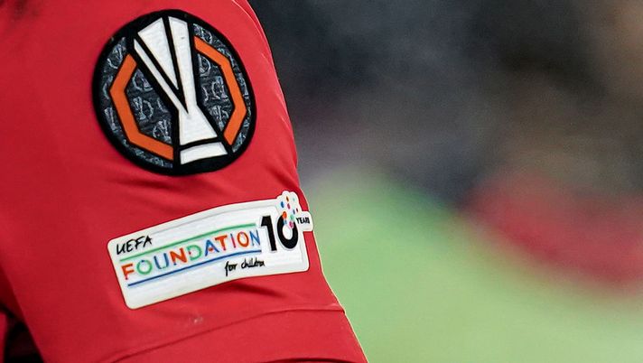 FREIBURG IM BREISGAU, GERMANY - JANUARY 22: General view of the Europa League logo on a shirt during the UEFA Europa League 2025/26 League Phase MD7 match between SC Freiburg and Maccabi Tel-Aviv FC at Stadion am Wolfswinkel on January 22, 2026 in Freiburg im Breisgau, Germany. (Photo by Daniela Porcelli/Getty Images) Panathinaikos-Roma, i migliori marcatori dei due club nella storia dell’Europa League - immagine 1