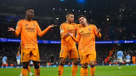 Vinicius Jr, Kylian Mbappé e Brahim Díaz esultano dopo il gol dell'ex Milan, valso il momentaneo pareggio della formazione di Carlo Ancelotti. (Foto di Michael Regan/Getty Images)