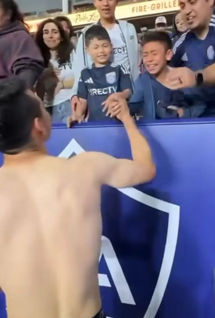 Lozano regala la maglia ad un piccolo tifoso del San Diego