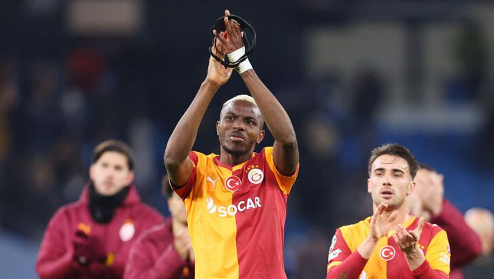 MANCHESTER, ENGLAND - JANUARY 28: Victor Osimhen of Galatasaray A.S. applauds the fans following the UEFA Champions League 2025/26 League Phase MD8 match between Manchester City and Galatasaray A.S. at City of Manchester Stadium on January 28, 2026 in Manchester, England. (Photo by Molly Darlington/Getty Images) Osimhen: “Juve? Sarebbe un privilegio! Purtroppo il trasferimento non è andato in porto, in futuro…” - immagine 1