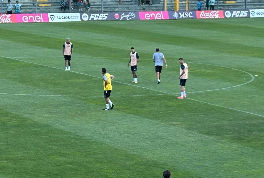 GALLERY Conte lavora sui movimenti della linea difensiva: fitto colloquio con Natan - immagine 5