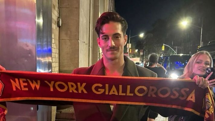 Damiano David non dimentica la Roma: a New York posa con la sciarpa giallorossa Damiano David non dimentica la Roma: a New York posa con la sciarpa giallorossa - immagine 1