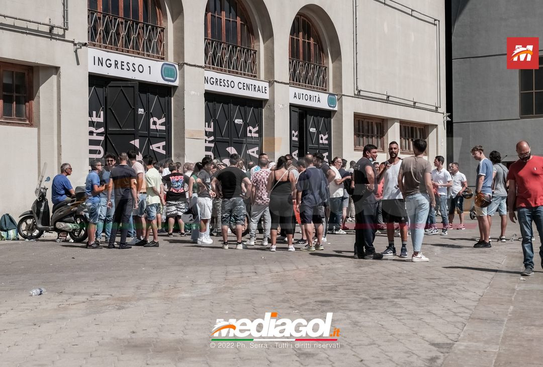 FOTO Palermo-Padova, tifosi in coda al “Barbera” per un biglietto (Gallery) - immagine 5