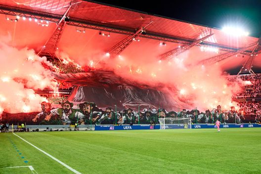 Varsavia, Polonia - 3 ottobre 2024: La curva del Legia Varsavia durante la partita di Conference League contro il Betis Siviglia. (Foto di Adam Nurkiewicz/Getty Images) Legia Varsavia-Lech Poznan, il confronto tra i trofei vinti dalle due squadre- immagine 2