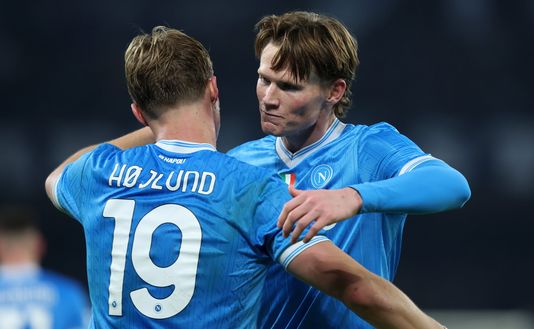 Scott McTominay festeggia, assieme a Rasmus Hojlund, il gol-vittoria siglato dal danese in occasione del 2-1 rifilato alla Juventus (Serie A, 7 dicembre) No Anguissa & KDB? No problem! Come McTominay ha preso per mano il Napoli (e reso fiero Conte)- immagine 2