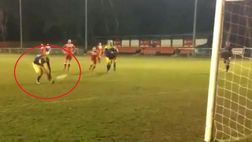 Video – Rigore astuto: finta di allacciarsi le scarpe e…
