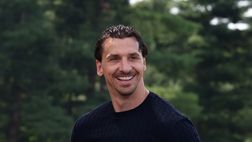 Ibrahimovic mostra sui social la sua straordinaria sala trofei | VIDEO