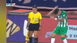 VIDEO / Paura in Colombia: coltello lanciato dalla tribuna