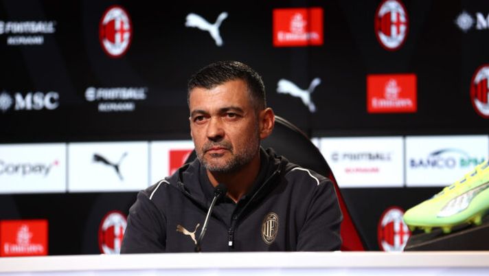CAIRATE, ITALY - DECEMBER 31: Sergio Conceicao Head coach of AC Milan looks on during an AC Milan Press Conference at Milanello on December 31, 2024 in Cairate, Italy. (Photo by Giuseppe Cottini/AC Milan via Getty Images) Conceicao: “Se sono qui non è un buon segno, obiettivo Champions! Su Theo e Leao…” - immagine 1