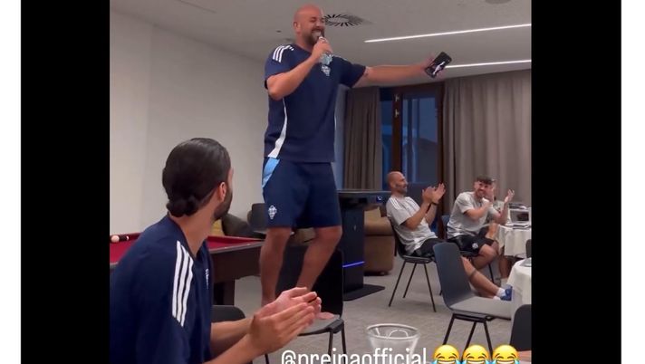 VIDEO/ Reina scatenato: nel ritiro del Como si presenta cantando una grande hit  VIDEO/ Reina scatenato: nel ritiro del Como si presenta cantando una grande hit - immagine 1