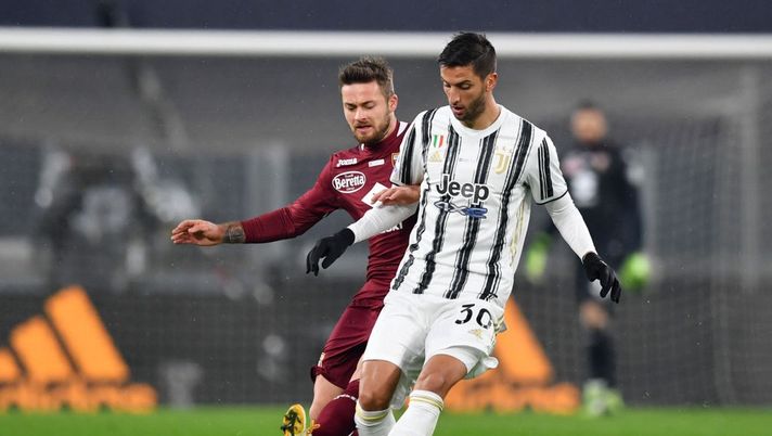 TURIN, ITALY - DECEMBER 05: Rodrigo Bentancur of Juventus is challenged by Karol Linetty of Torino FC during the Serie A match between Juventus and Torino FC at Allianz Stadium on December 05, 2020 in Turin, Italy. Football Stadiums around Italy remain empty due to the Coronavirus Pandemic as Government social distancing laws prohibit fans inside venues resulting in fixtures being played behind closed doors. (Photo by Valerio Pennicino/Getty Images) Altro positivo in Serie A: è Rodrigo Bentancur - immagine 1