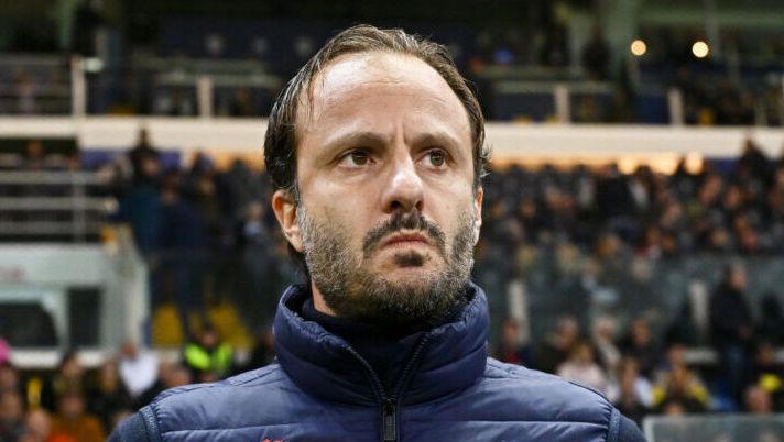 PARMA, ITALY - NOVEMBER 04: Alberto Gilardino, Head Coach of Genoa, looks on prior to the Serie A match between Parma and Genoa at Stadio Ennio Tardini on November 04, 2024 in Parma, Italy. (Photo by Alessandro Sabattini/Getty Images) Gilardino: “Balotelli ha grandi motivazioni, dipenderà da lui! Frendrup e mi sento troppo solo” - immagine 1