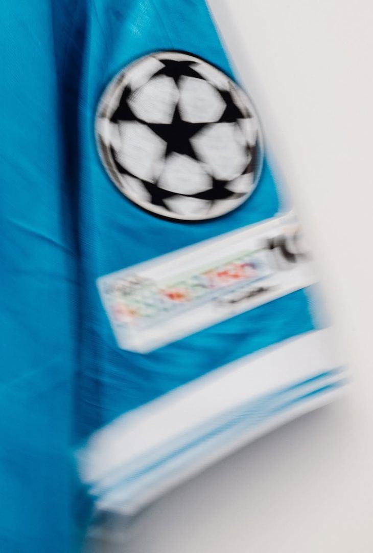 Sale l'attesa per il fischio d'inizio (fissato per le 21:00 odierne) di Napoli-Sporting Lisbona, gara valevole per la 2ª giornata della League Phase dell'annuale edizione di Champions. Per l'occasione, la squadra di Antonio Conte, come dimostra il seguente post pubblicato dalla società partenopea sul proprio account Instagram, scenderà in campo con indosso la maglia azzurra. Spunta, inoltre, un indizio per l'undici titolare dei padroni di casa: tra le foto compare la maglia di Vanja Milinkovic-Savic. È probabile, dunque, che il titolare tra i pali stasera sia il gigante serbo (a discapito di Alex Meret).