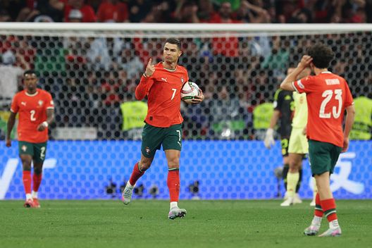 Cristiano Ronaldo festeggia la sua rete del pareggio nella finale contro la Spagna. (Photo by Alexander Hassenstein/Getty Images) Cristiano Ronaldo: “Vincere per il Portogallo è sempre speciale. Futuro? Resto all’Al Nassr”- immagine 2