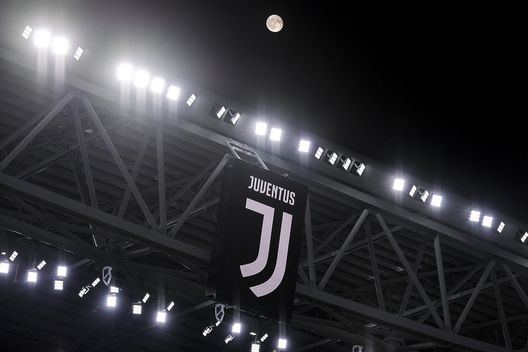 TORINO, ITALIA - 26 SETTEMBRE: la luna è visibile sopra il logo della Juventus durante la partita di Serie A tra Juventus e Bologna FC il 26 settembre 2018 a Torino, Italia. (Foto di Daniele Badolato - Juventus FC/Juventus FC via Getty Images)