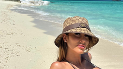 Stefania Macario, fisico top in bikini. Décolleté da urlo per lady Di Gennaro