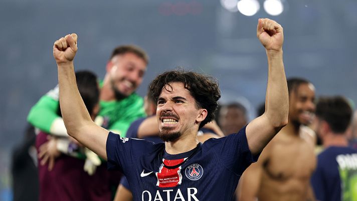 MUNICH, GERMANY - MAY 31: Vitinha of Paris Saint-Germain celebrates after their teams UEFA Champions League final record breaking victory following the UEFA Champions League Final 2025 between Paris Saint-Germain and FC Internazionale Milano at Munich Football Arena on May 31, 2025 in Munich, Germany. (Photo by Lars Baron/Getty Images) Vitinha nella storia: è il calciatore con più passaggi in una singola Champions - immagine 1