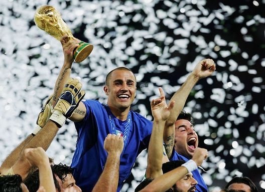 Berlino, Germania - 9 luglio 2006: Fabio Cannavaro col trofeo del Mondiale vinto contro la Francia. (Foto di Alex Livesey/Getty Images) Psg-Inter, la finale di Champions è anche Francia contro Italia- immagine 3