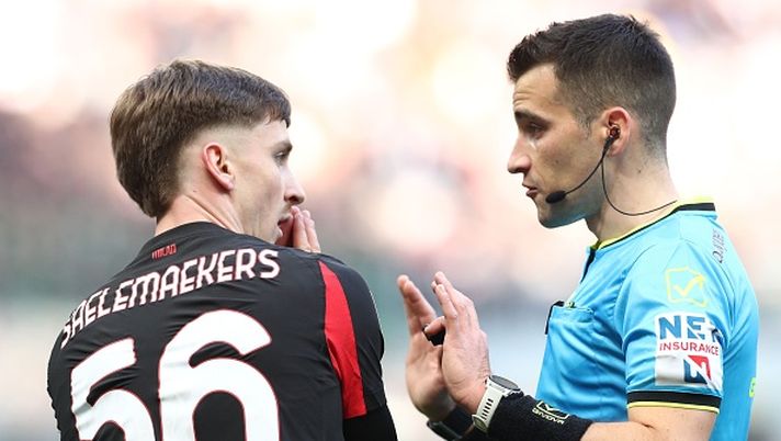 MILAN, ITALY - DECEMBER 14: Alexis Saelemaekers of AC Milan disputes with Referee Davide Crezzini during the Serie A match between AC Milan and US Sassuolo Calcio at Giuseppe Meazza Stadium on December 14, 2025 in Milan, Italy. (Photo by Marco Luzzani/Getty Images) milan-sassuolo-la-designazione-esperimento-non-riuscito